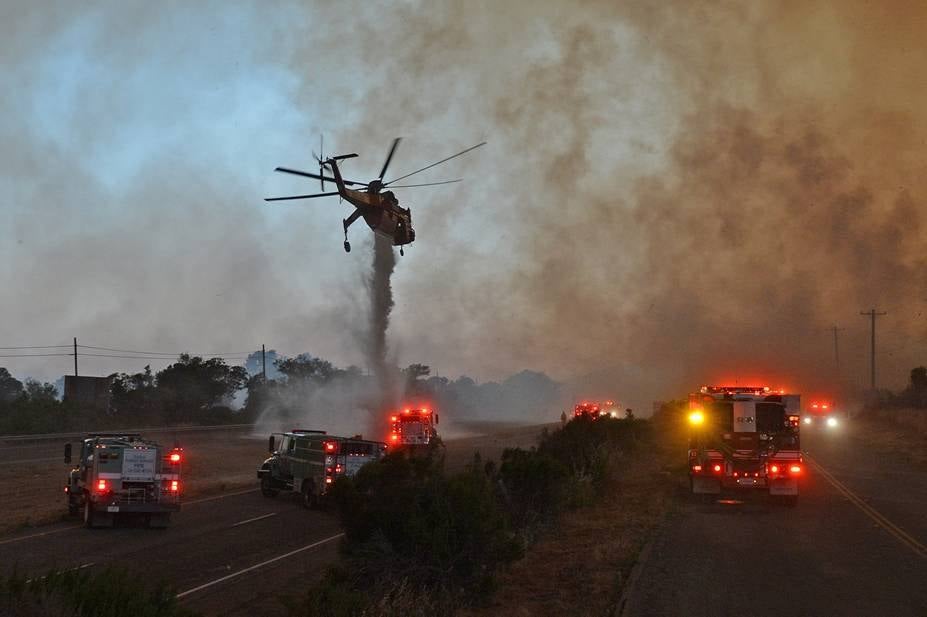 Un impresionante incendio en Santa Bárbara pone en alerta a  Los Ángeles y Orange