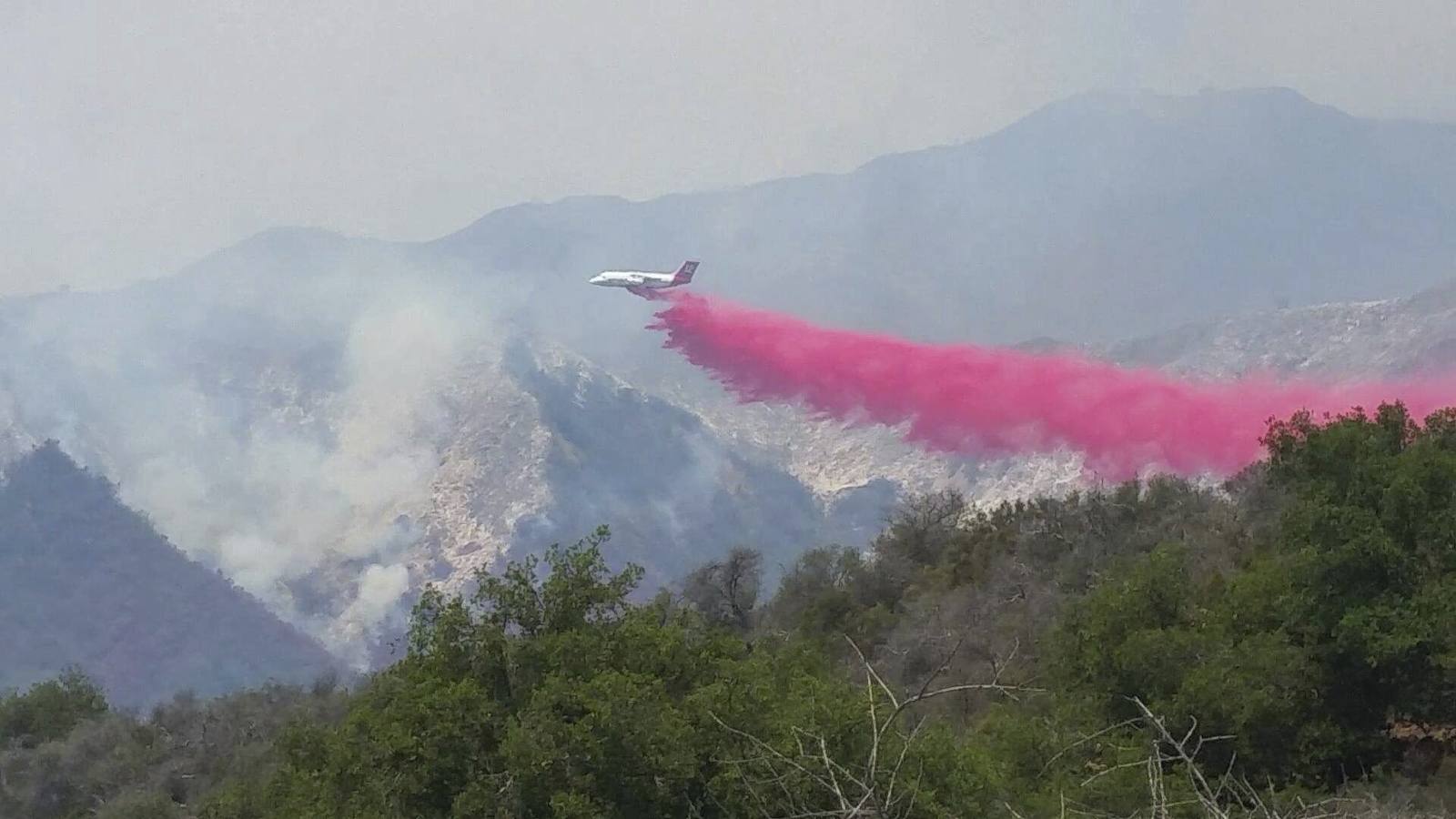 Un impresionante incendio en Santa Bárbara pone en alerta a  Los Ángeles y Orange