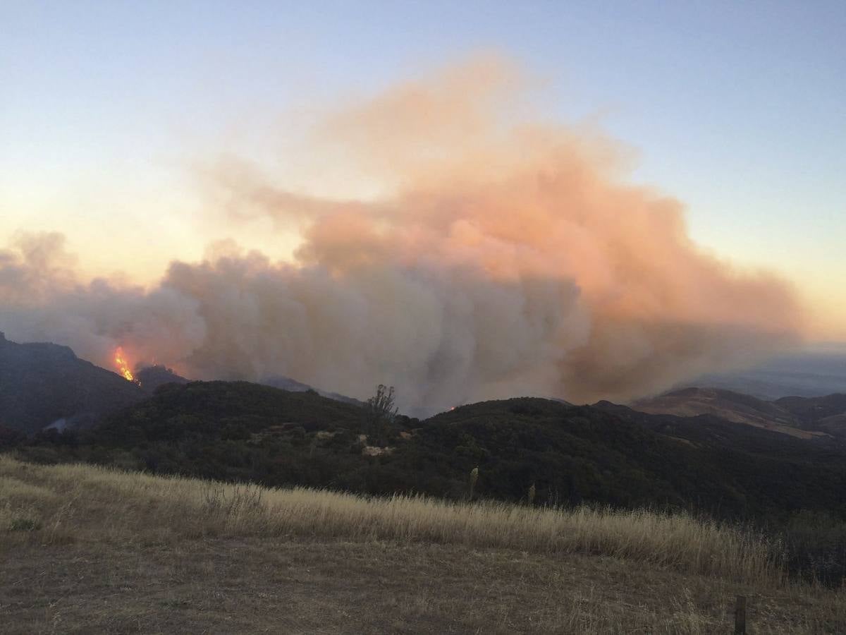 Un impresionante incendio en Santa Bárbara pone en alerta a  Los Ángeles y Orange