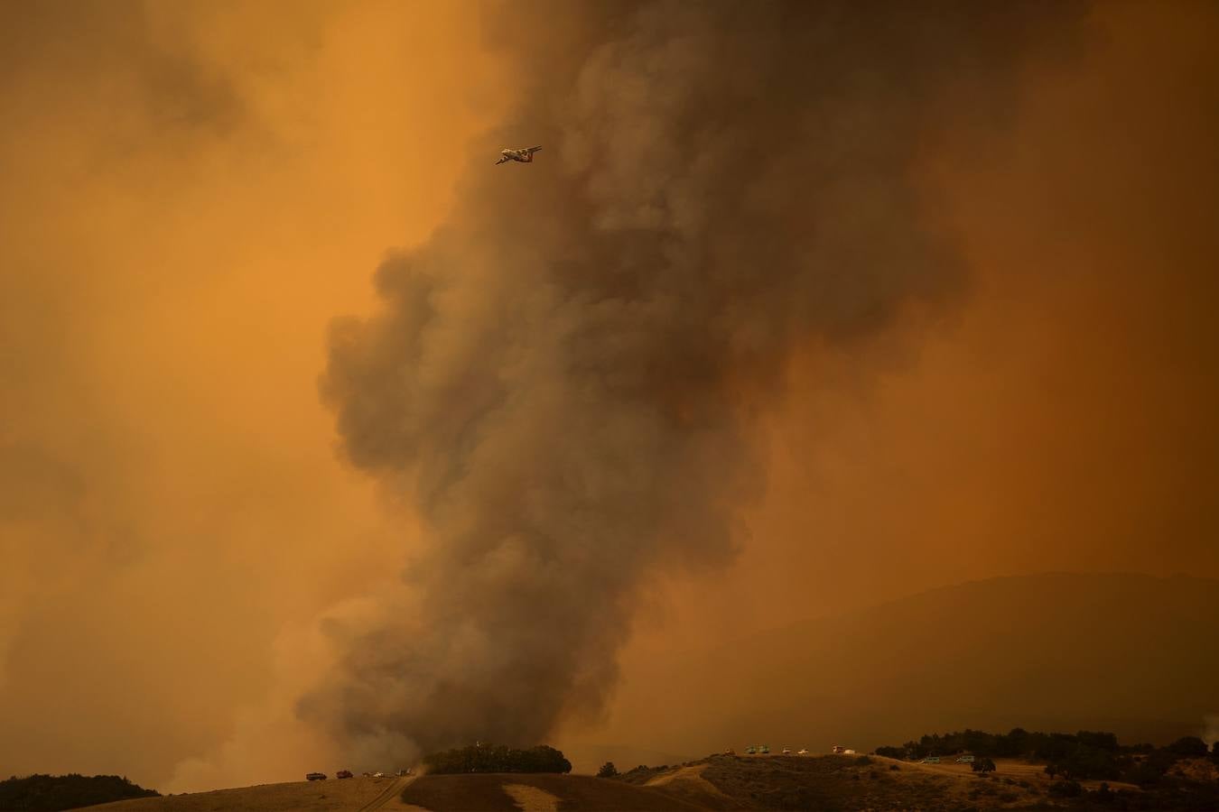 Un impresionante incendio en Santa Bárbara pone en alerta a  Los Ángeles y Orange