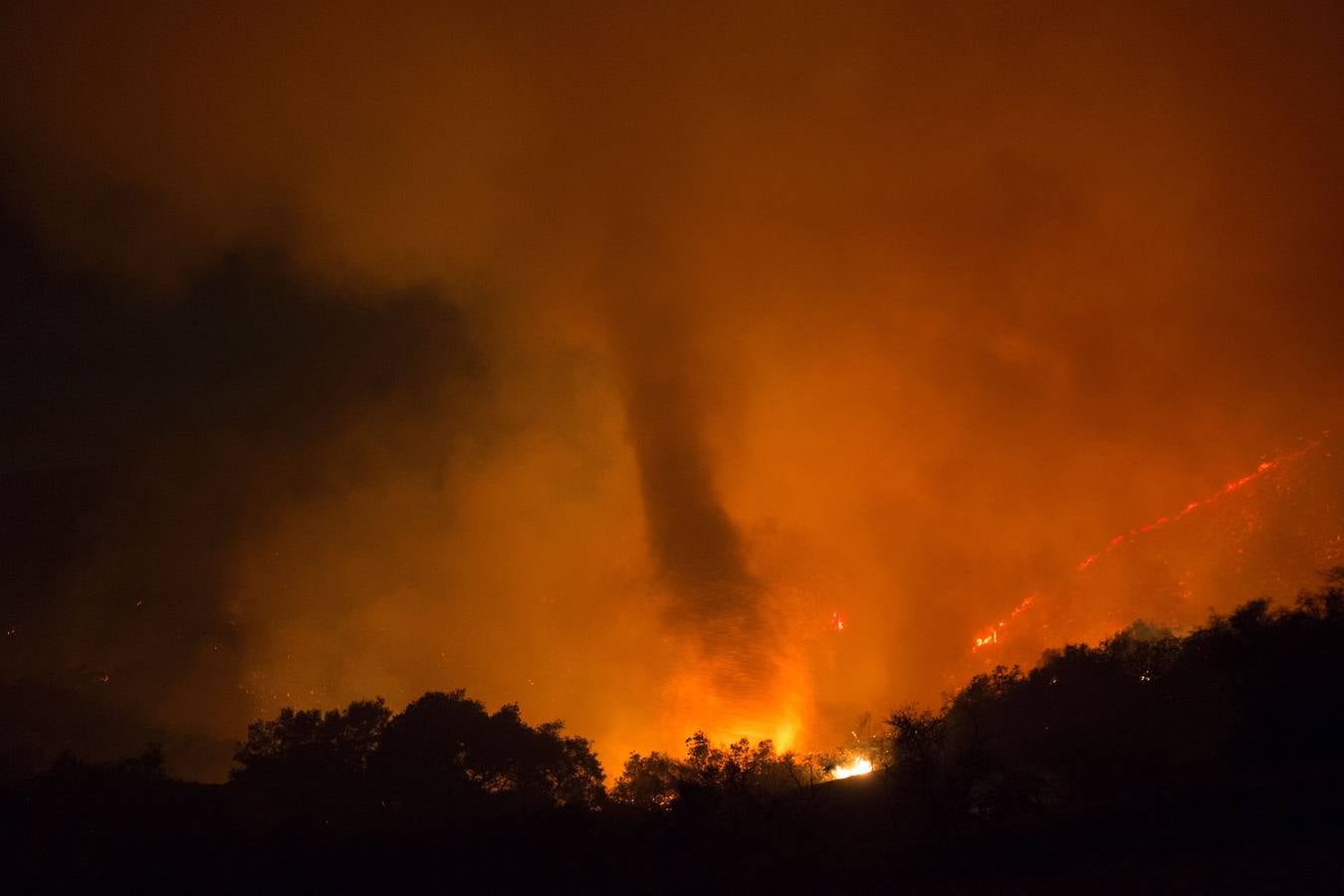 Un impresionante incendio en Santa Bárbara pone en alerta a  Los Ángeles y Orange