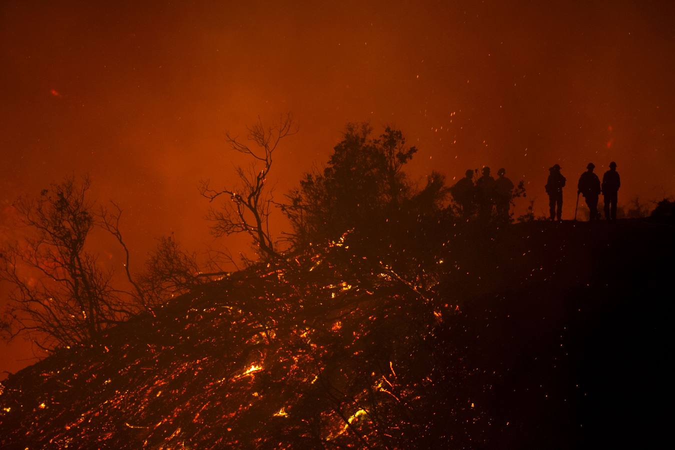 Un impresionante incendio en Santa Bárbara pone en alerta a  Los Ángeles y Orange