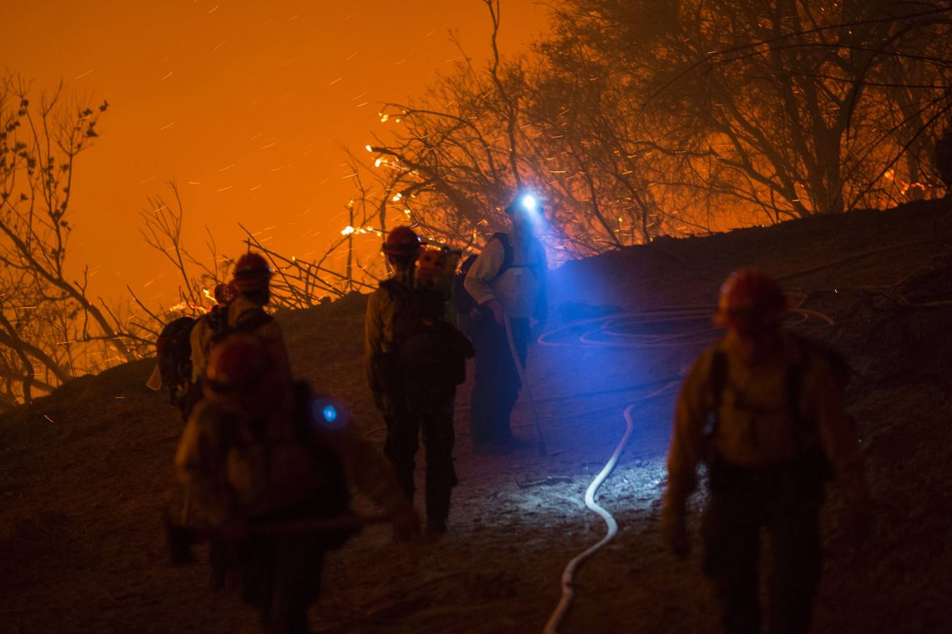 Un impresionante incendio en Santa Bárbara pone en alerta a  Los Ángeles y Orange