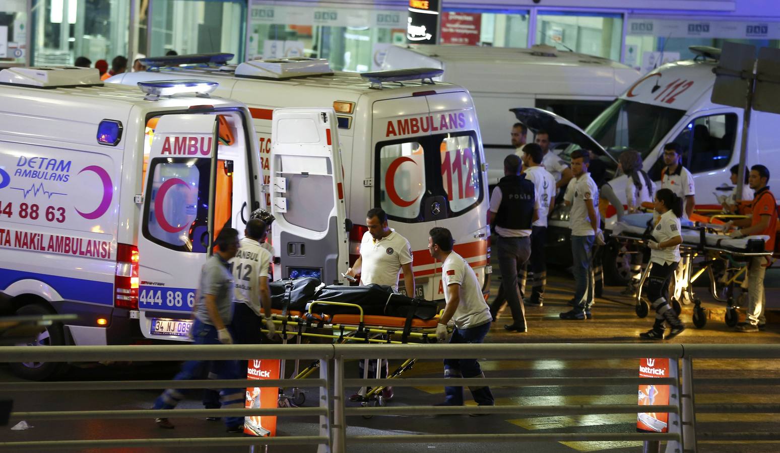 Un atentado en el aeropuerto de Estambul causa decenas de muertos