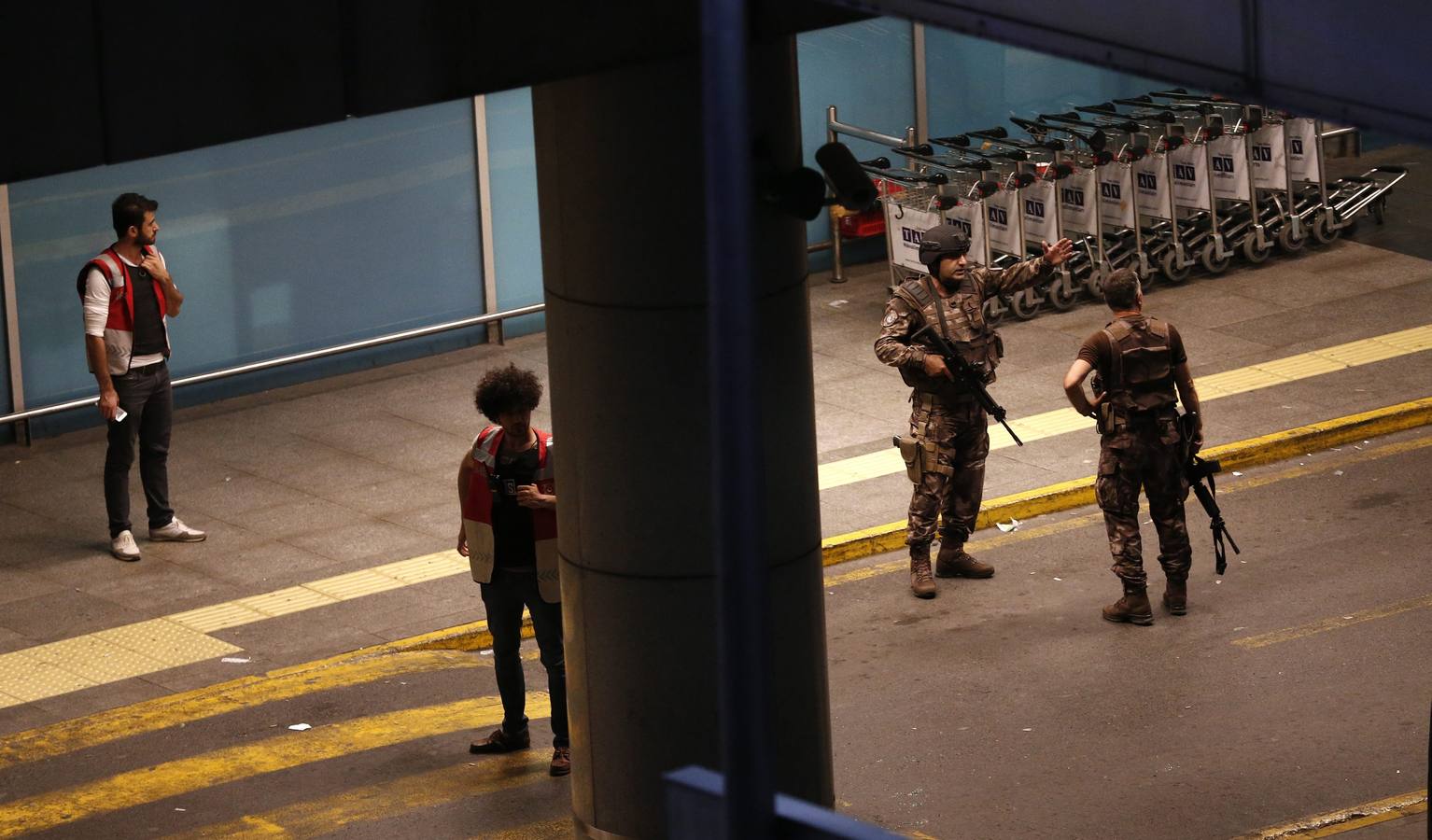 Un atentado en el aeropuerto de Estambul causa decenas de muertos