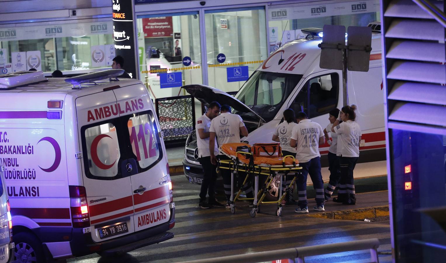 Un atentado en el aeropuerto de Estambul causa decenas de muertos