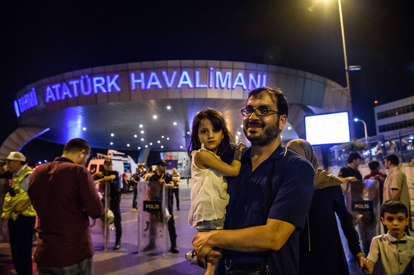 Un atentado en el aeropuerto de Estambul causa decenas de muertos