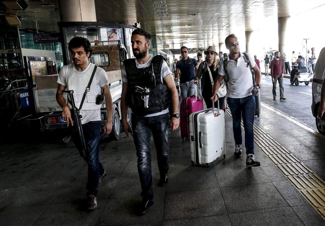 Un atentado en el aeropuerto de Estambul causa decenas de muertos
