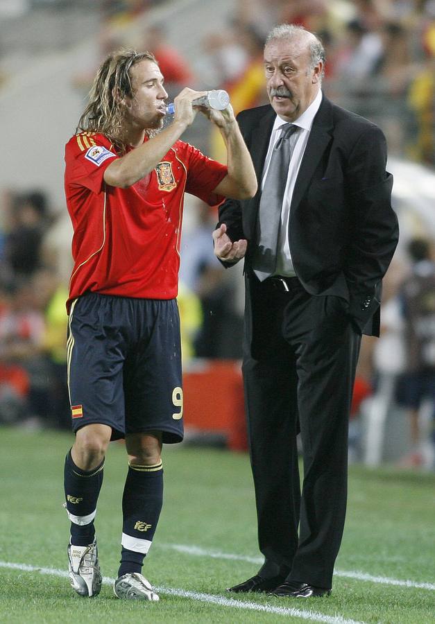 Vicente del Bosque, da instrucciones a Diego Capel (i), durante su primer partido oficial como entrenador de la selección española -06/09/2008-, encuentro de clasificación para el Mundial de Sudáfrica 2010 en el que España se enfrentó a Bosnia Herzegovina.