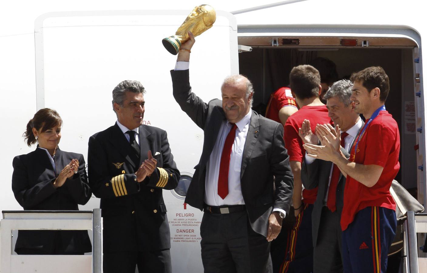 12 de julio de 2010. Vicente del Bosque levanta el trofeo de la Copa Mundial después de llegar al aeropuerto de Madrid.