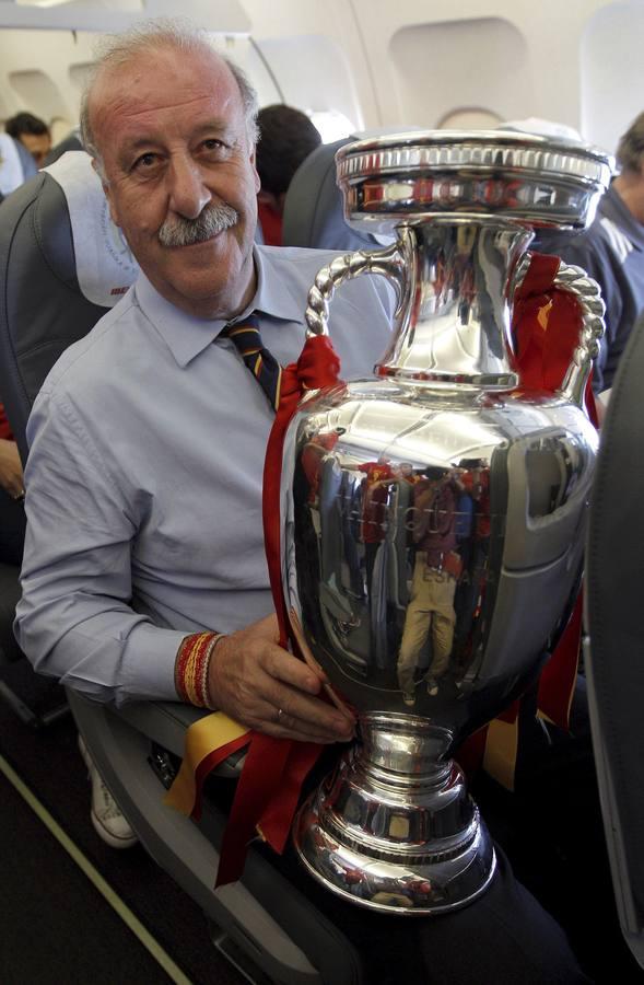 Del Bosque posa con la Eurocopa conseguida el 1 de julio de 2012.