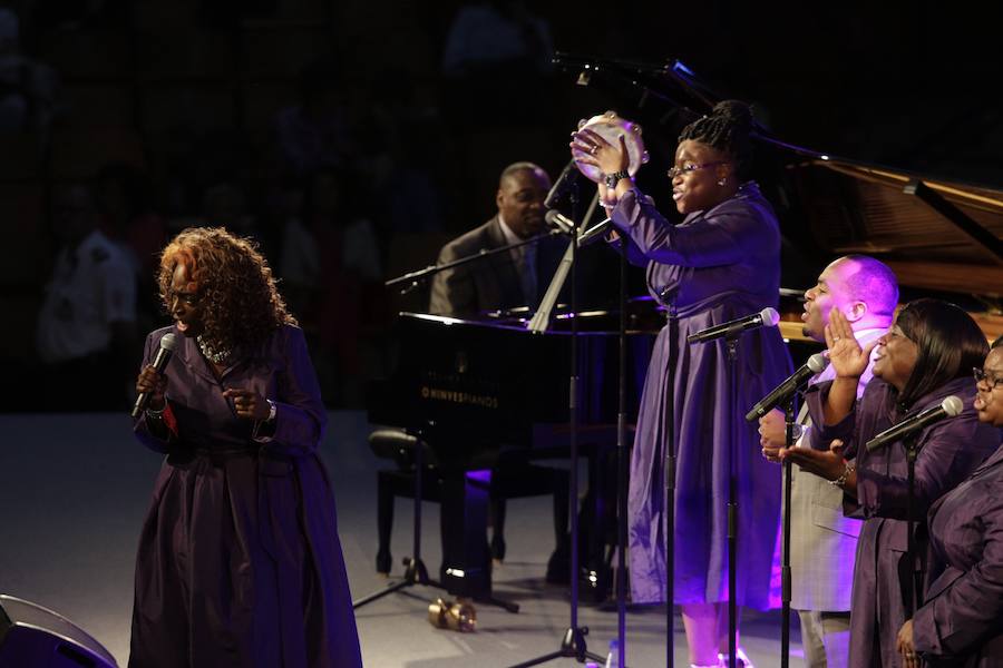 El reverendo Bryant Jones y The Victory Gospel Singers ofician en Mendizorroza