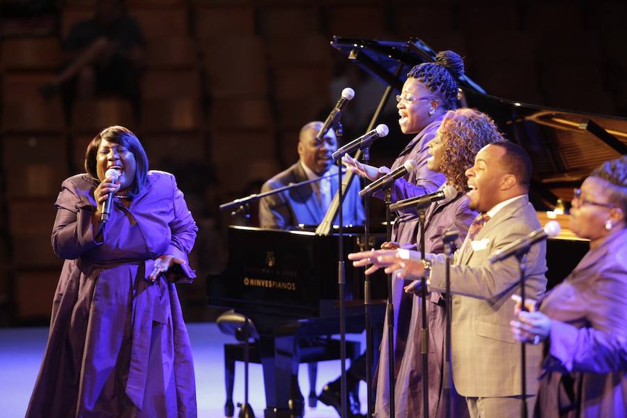 El reverendo Bryant Jones y The Victory Gospel Singers ofician en Mendizorroza