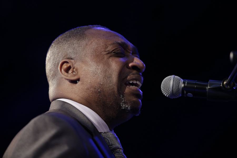 El reverendo Bryant Jones y The Victory Gospel Singers ofician en Mendizorroza