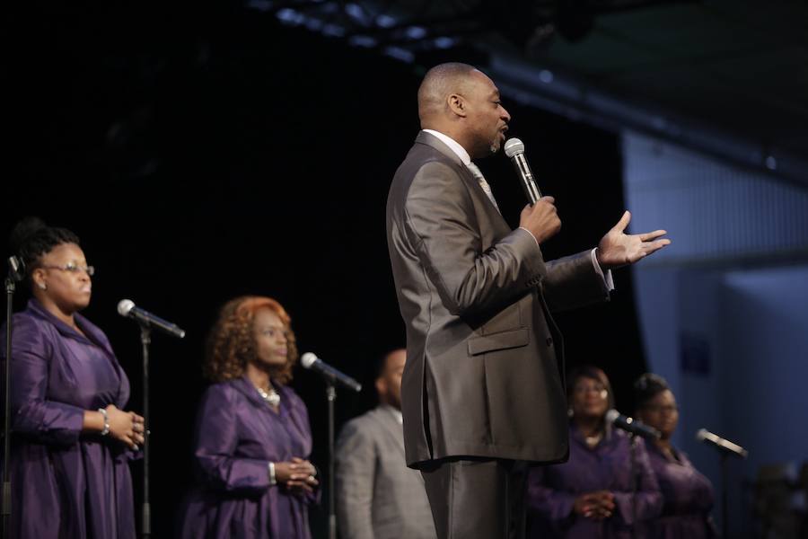 El reverendo Bryant Jones y The Victory Gospel Singers ofician en Mendizorroza