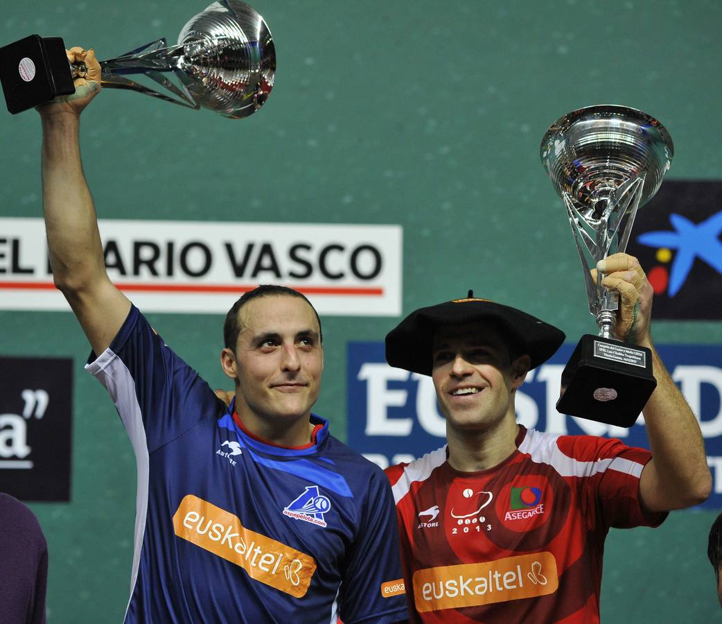 Juan Martinez de Irujo y Aimar Olaizola con las copas tras el torneo del Cuatro y Medio en el Ogeta de Vitoria. 14/12/2013