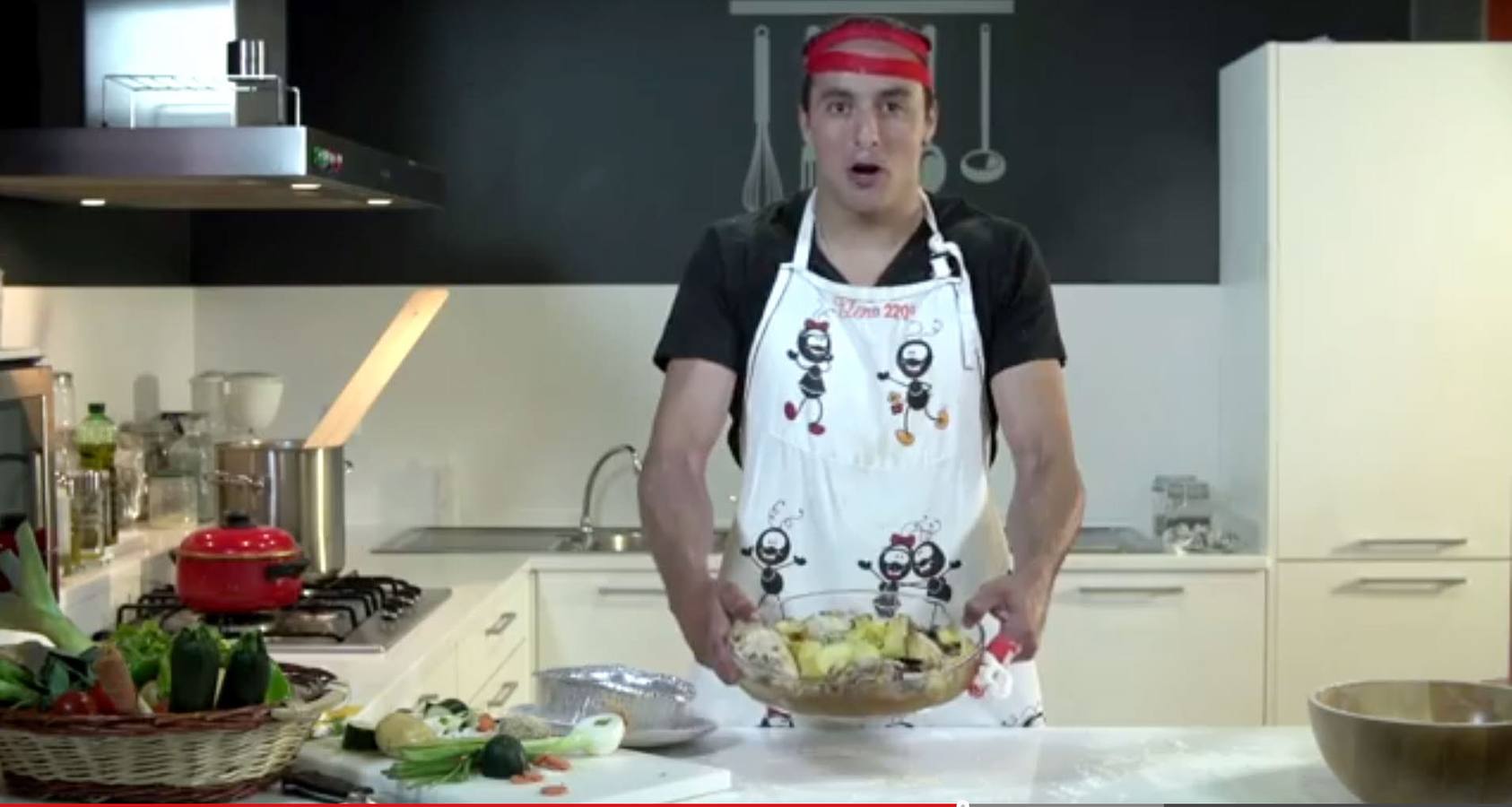 El pelotari Juan Martínez de Irujo simula a un cocinero durante una campaña en contra del instrusismo laboral. 10/06/2014