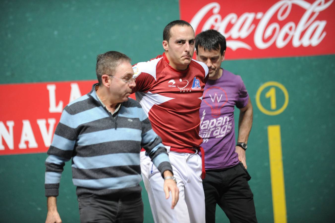 Juan Martínez de Irujo abandona la cancha al darle un tiron en la zona lumbar. 7 / 3 / 2015