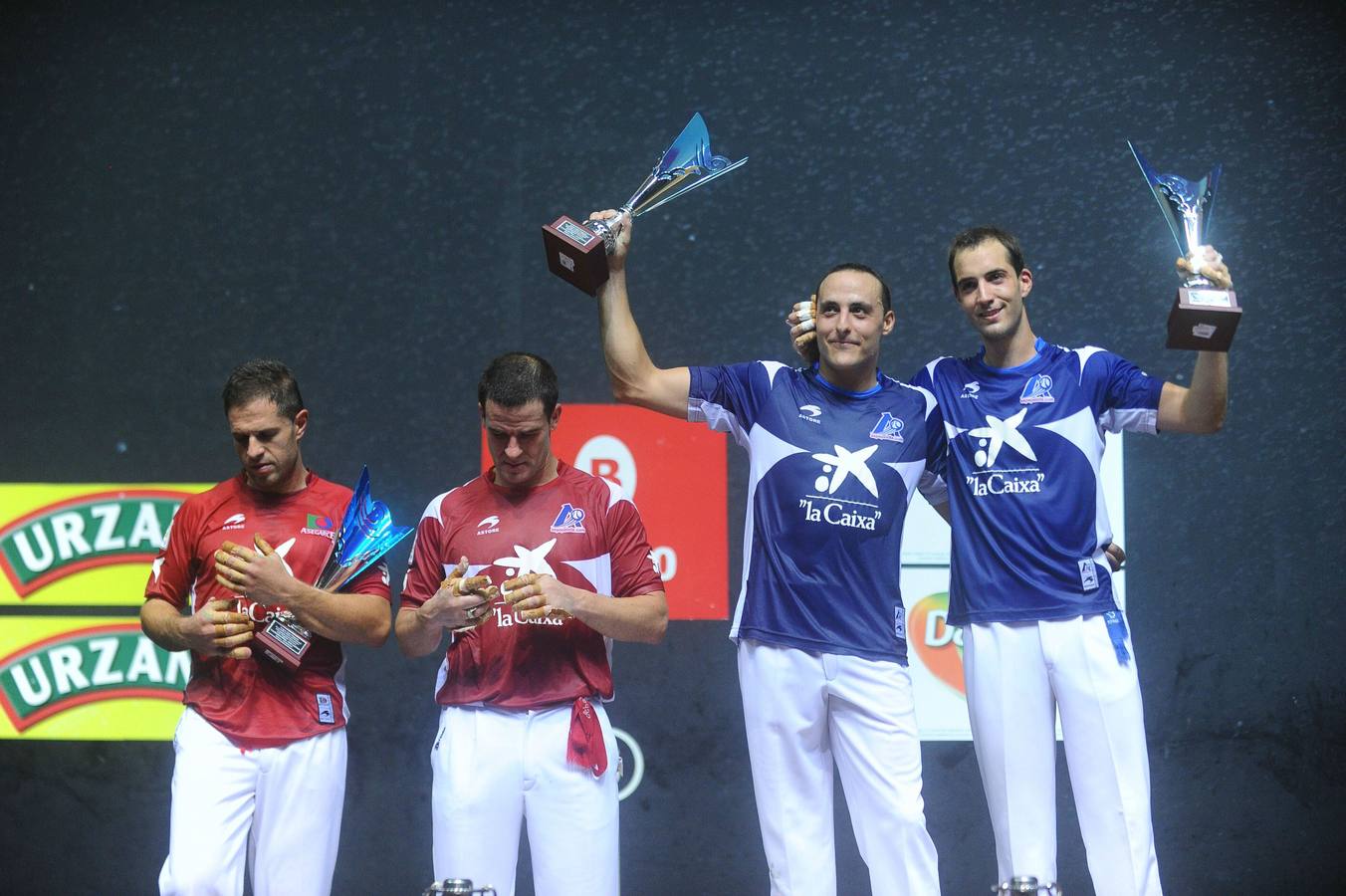 Juan Martínez de Irujo y Merino II, en el podio del torneo Aste Nagusia de pelota a mano, tras derrotar a Olaizola Ii y Barriola. 29/08/2015