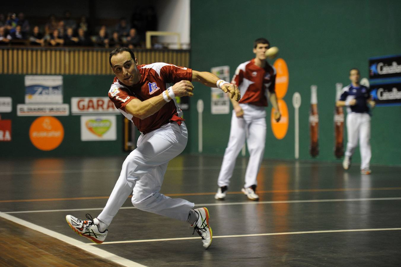 Partido de campeonato por parejas de pelota a mano entre Martínez de Irujo y Rezusta (rojo) contra Altuna III y Merino II, en un frontón Astelena lleno el pasado 1 de enero de 2016.