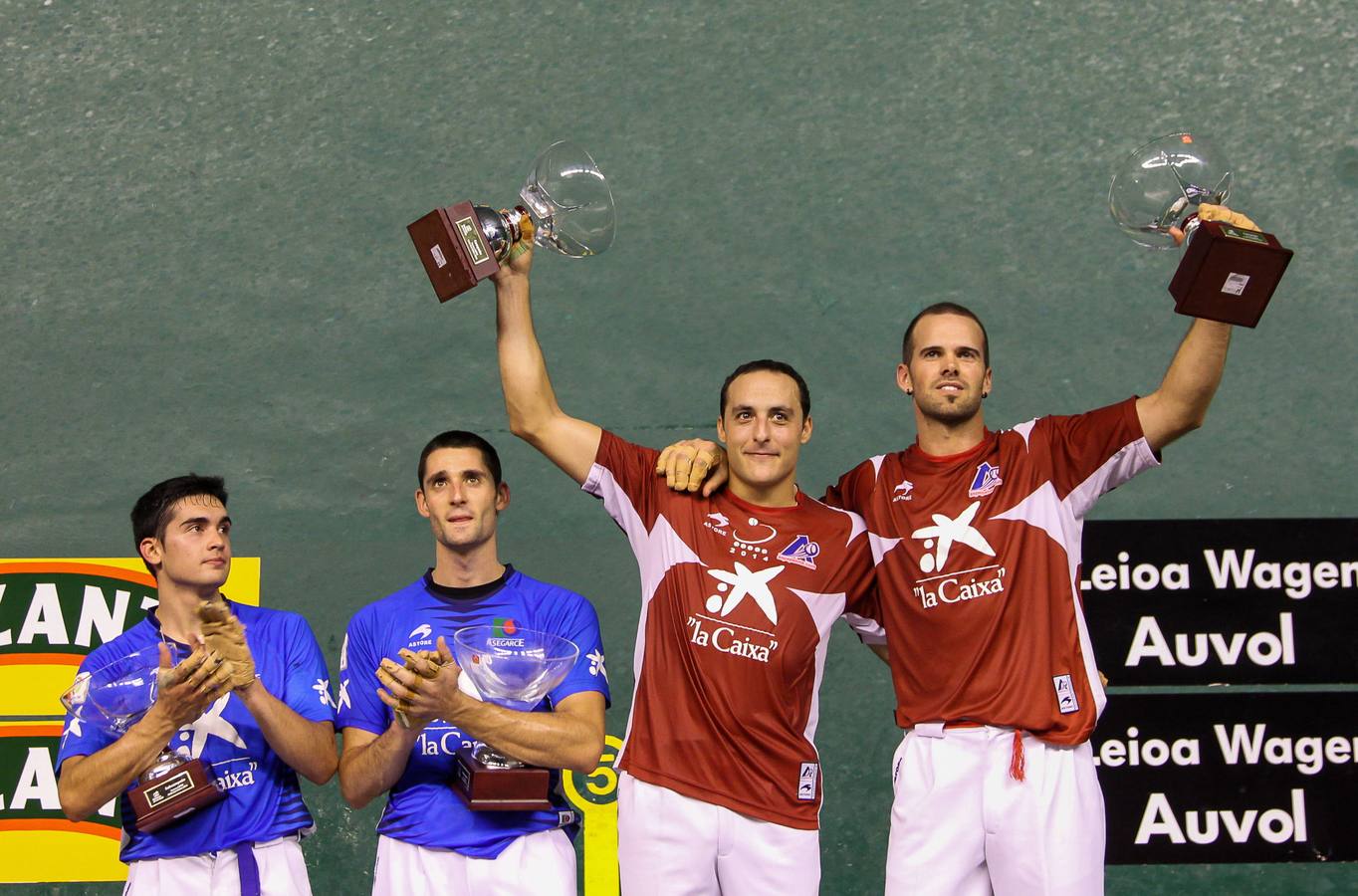 Vicor y Albizu aplauden a Juan Martínez de Irujo y a Aitor Zubieta en la final del Torneo de Pelota de San Mateo. 28/09/2014