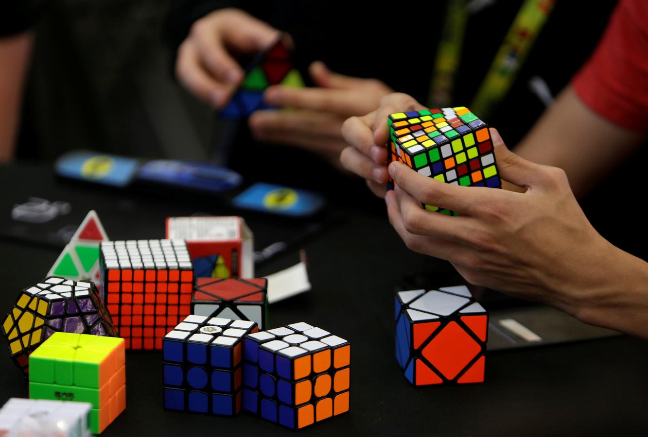 ¿Resolver un cubo de Rubik con los pies?