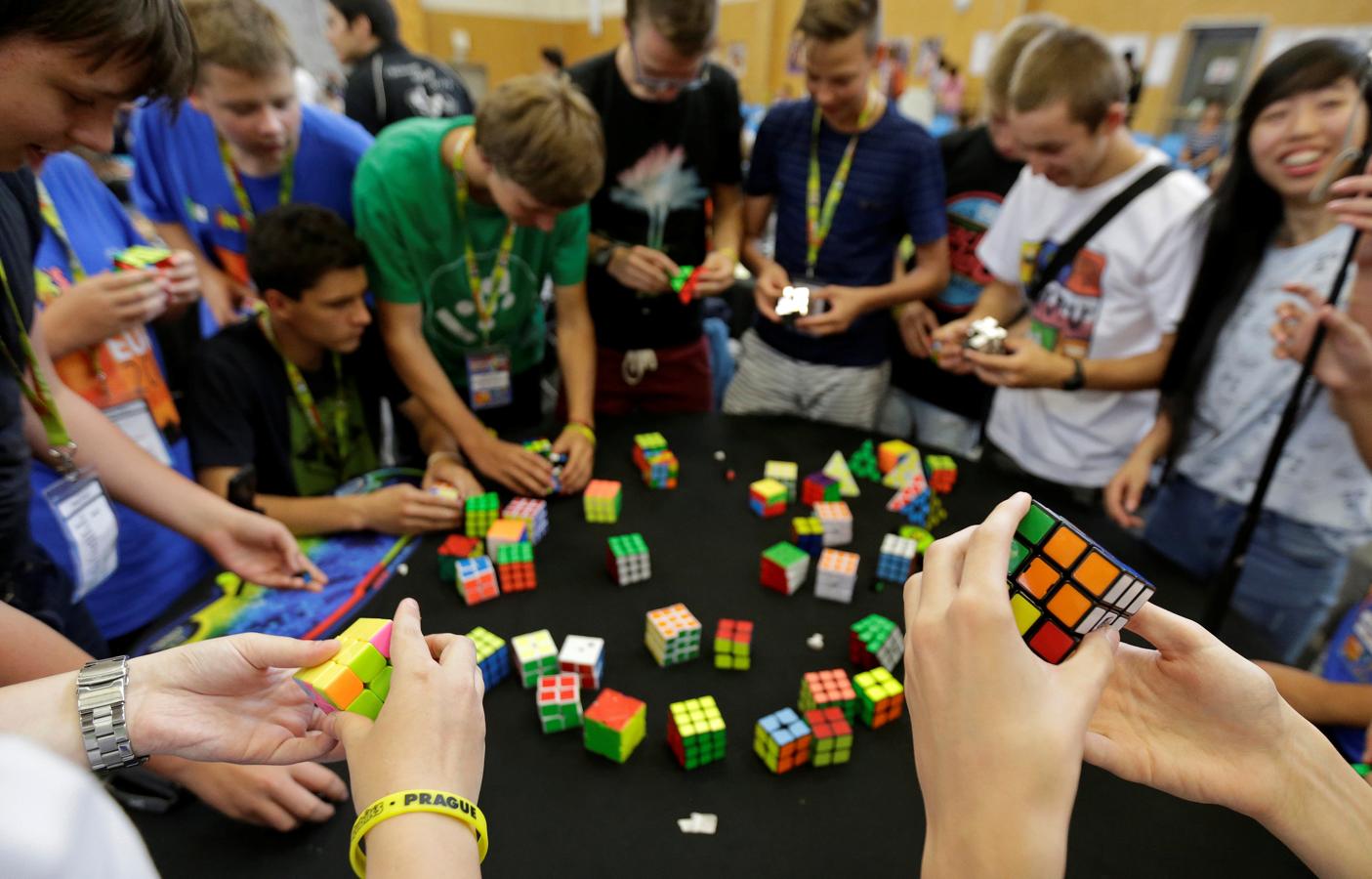 ¿Resolver un cubo de Rubik con los pies?