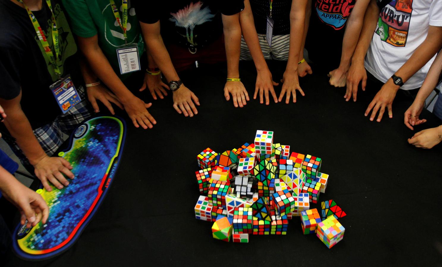 ¿Resolver un cubo de Rubik con los pies?