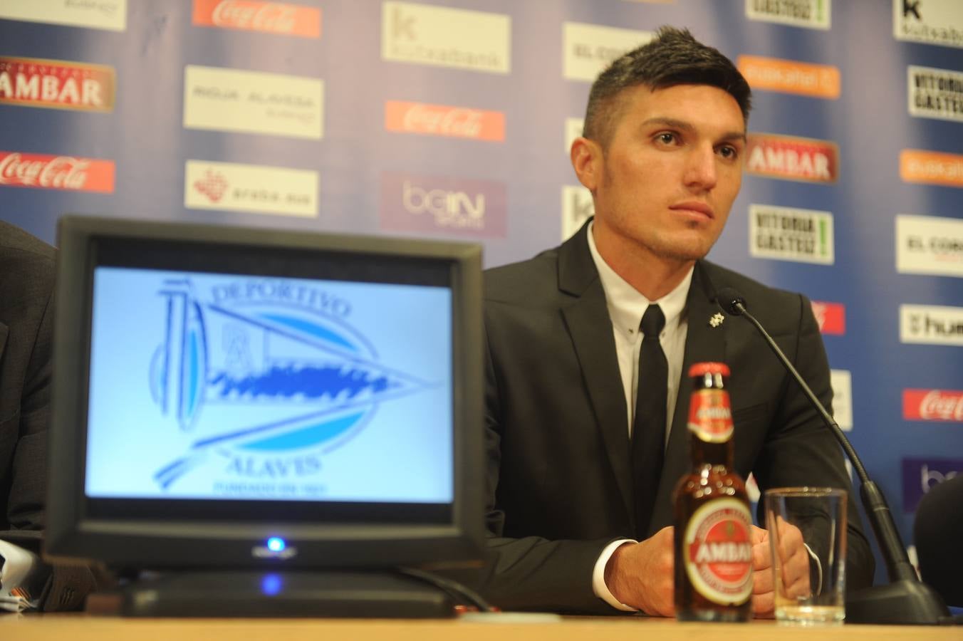 El Alavés presenta a Daniel Torres