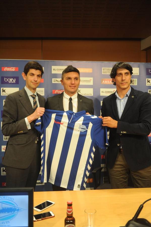 El Alavés presenta a Daniel Torres