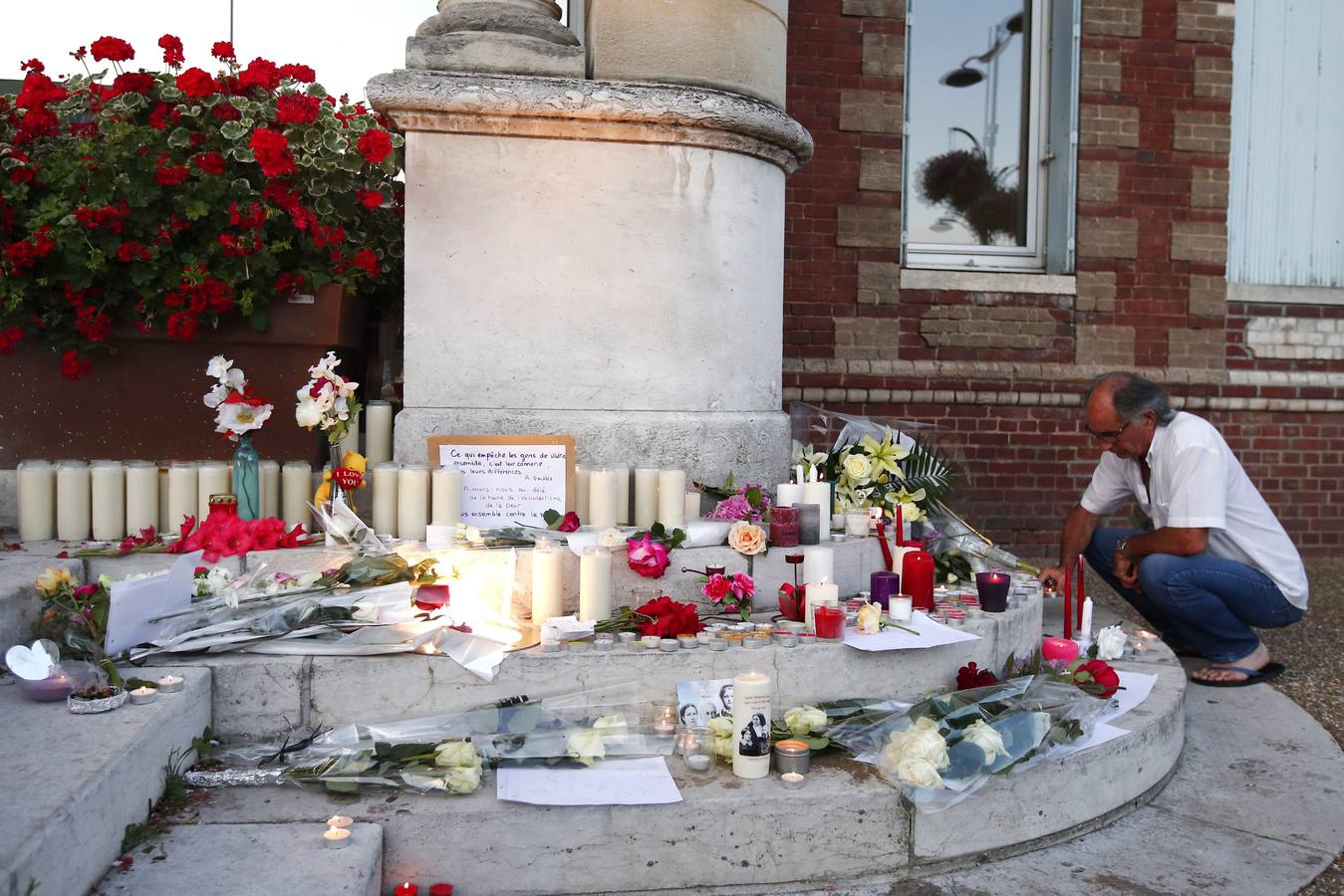 Saint-Etienne-du-Rouvray llora la muerte de su sacerdote