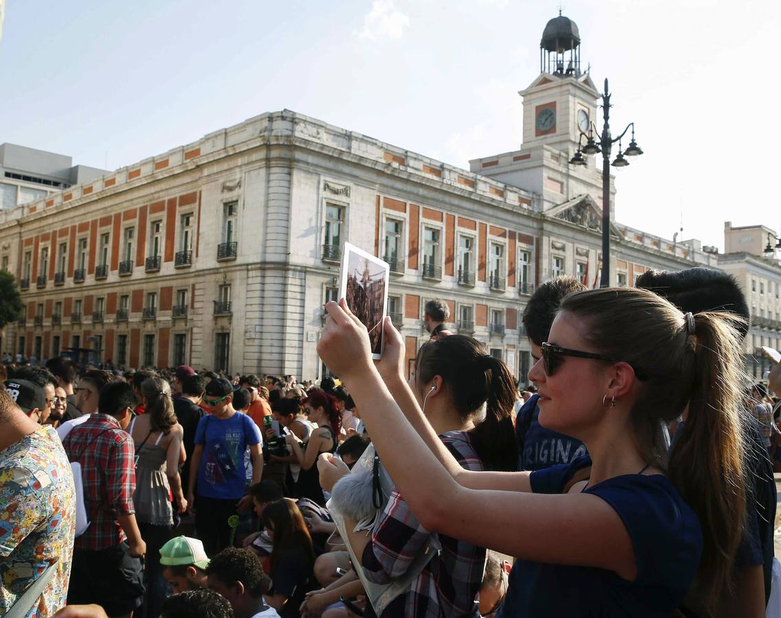 Miles de entrenadores pokémon abarrotan la Puerta del Sol y el parque El Retiro, en Madrid