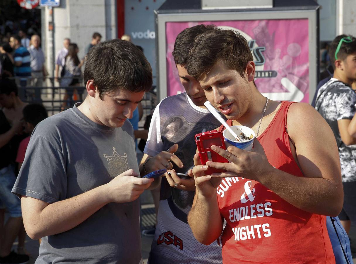 Miles de entrenadores pokémon abarrotan la Puerta del Sol y el parque El Retiro, en Madrid