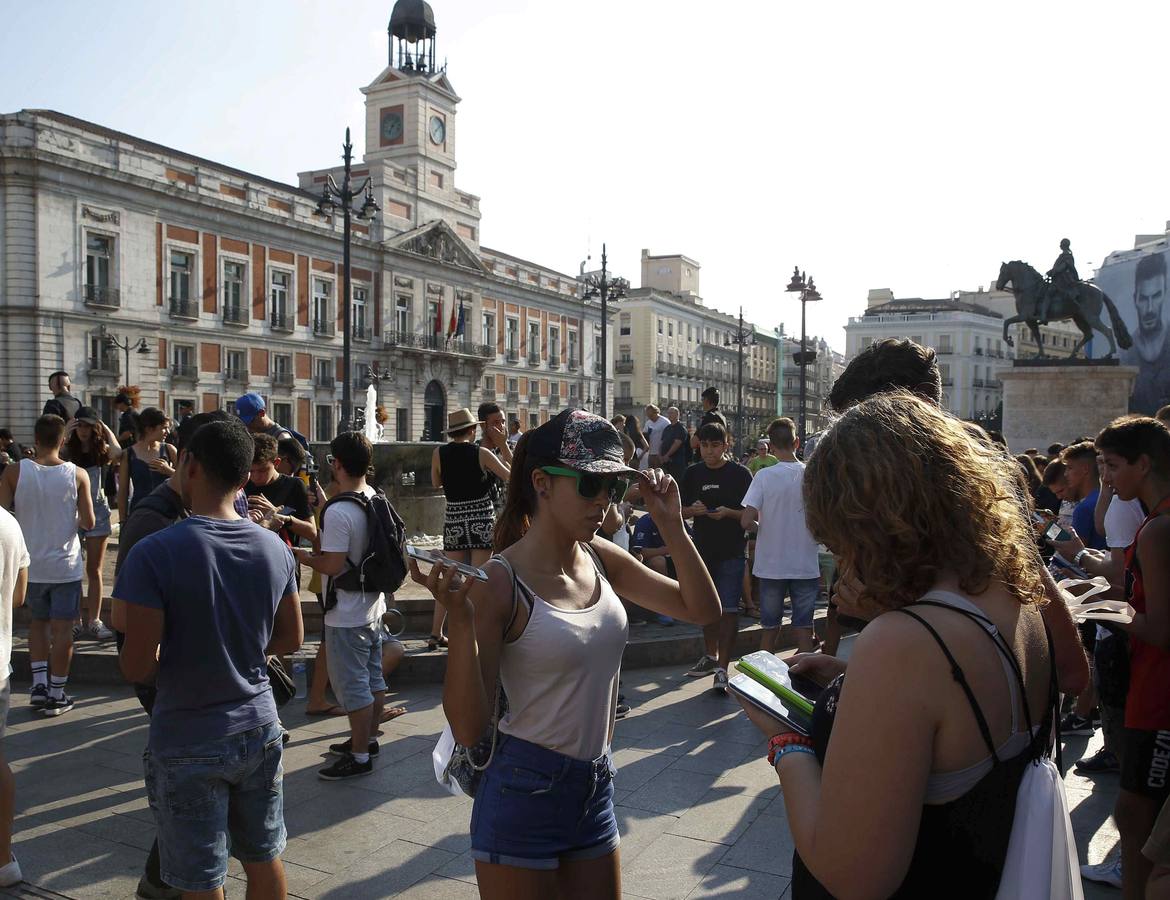 Miles de entrenadores pokémon abarrotan la Puerta del Sol y el parque El Retiro, en Madrid