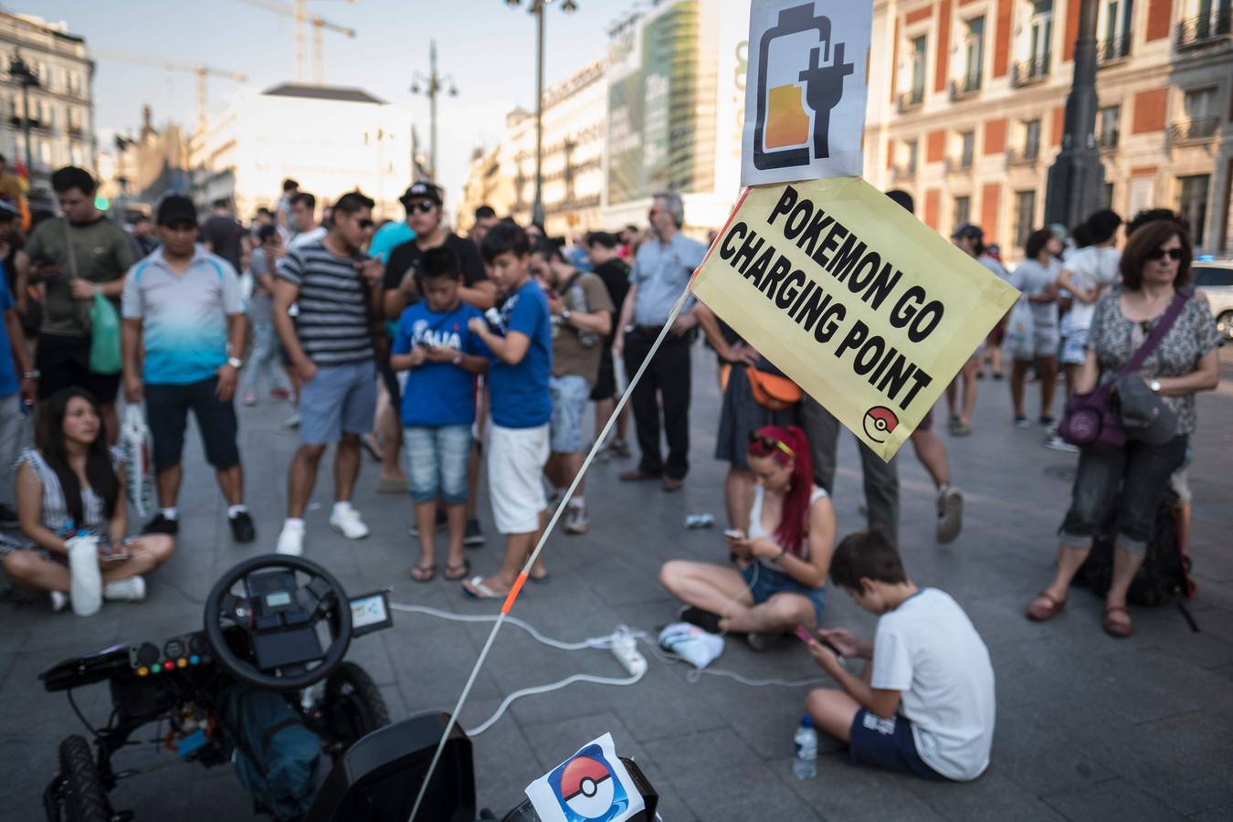 Miles de entrenadores pokémon abarrotan la Puerta del Sol y el parque El Retiro, en Madrid
