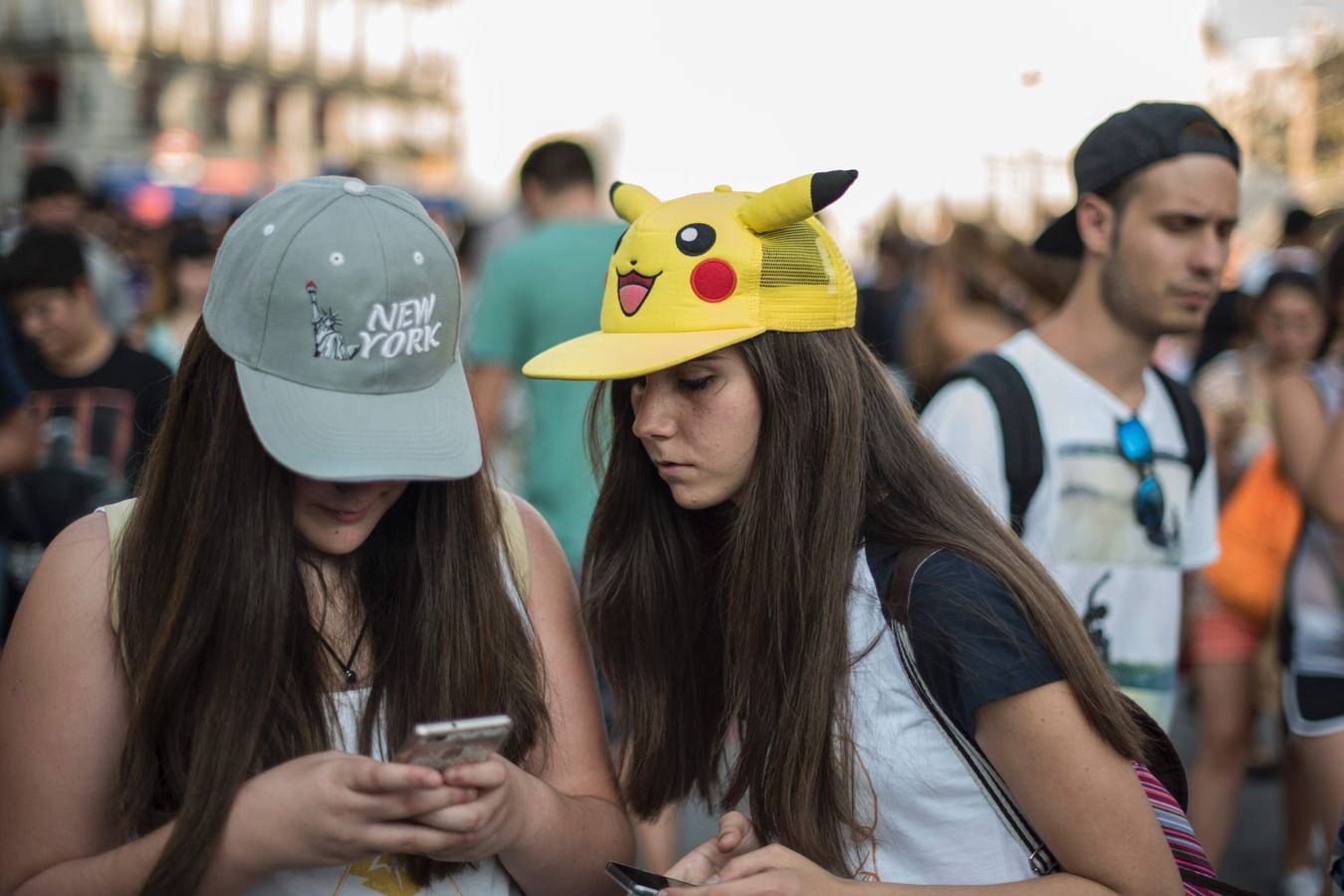 Miles de entrenadores pokémon abarrotan la Puerta del Sol y el parque El Retiro, en Madrid