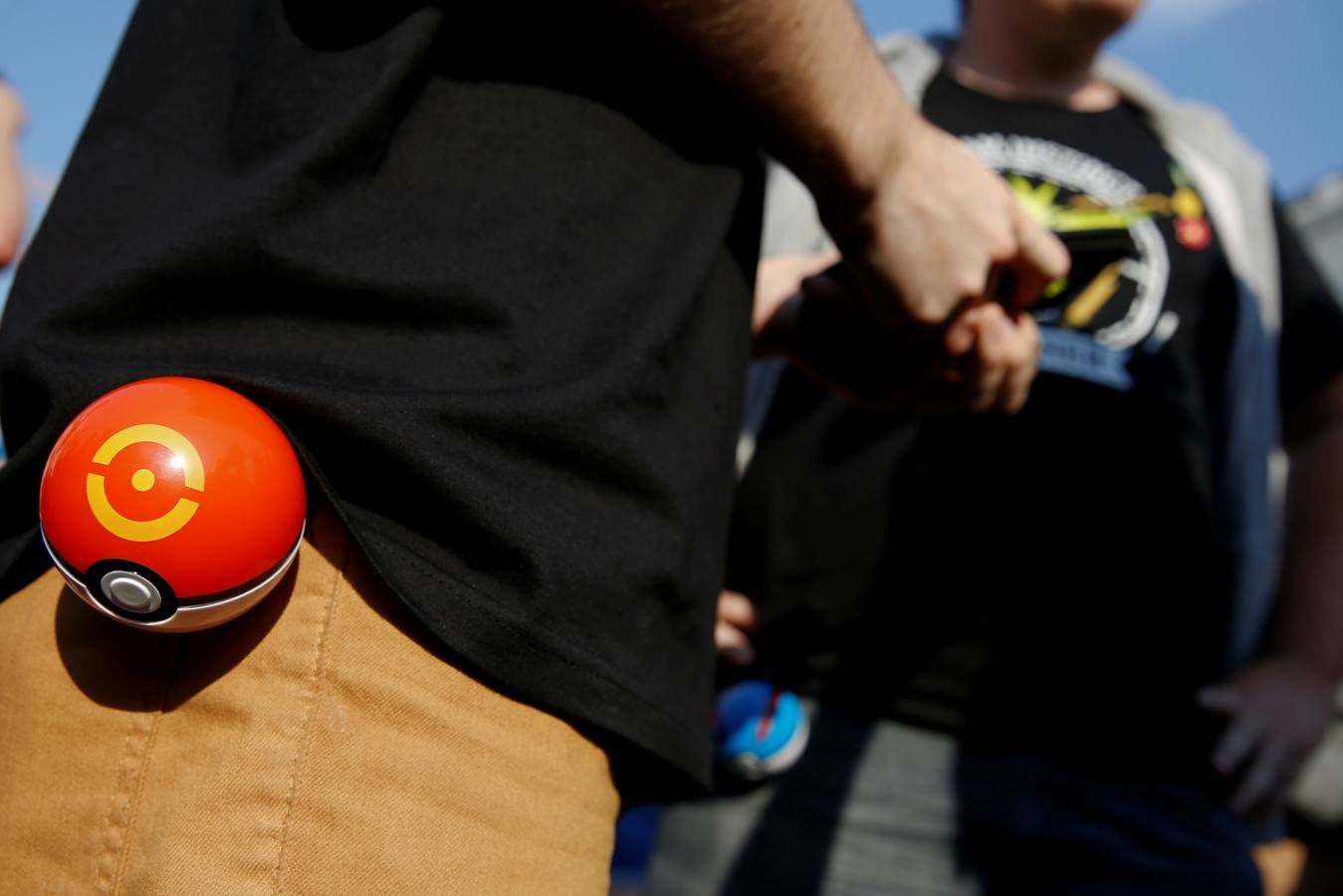 Miles de entrenadores pokémon abarrotan la Puerta del Sol y el parque El Retiro, en Madrid