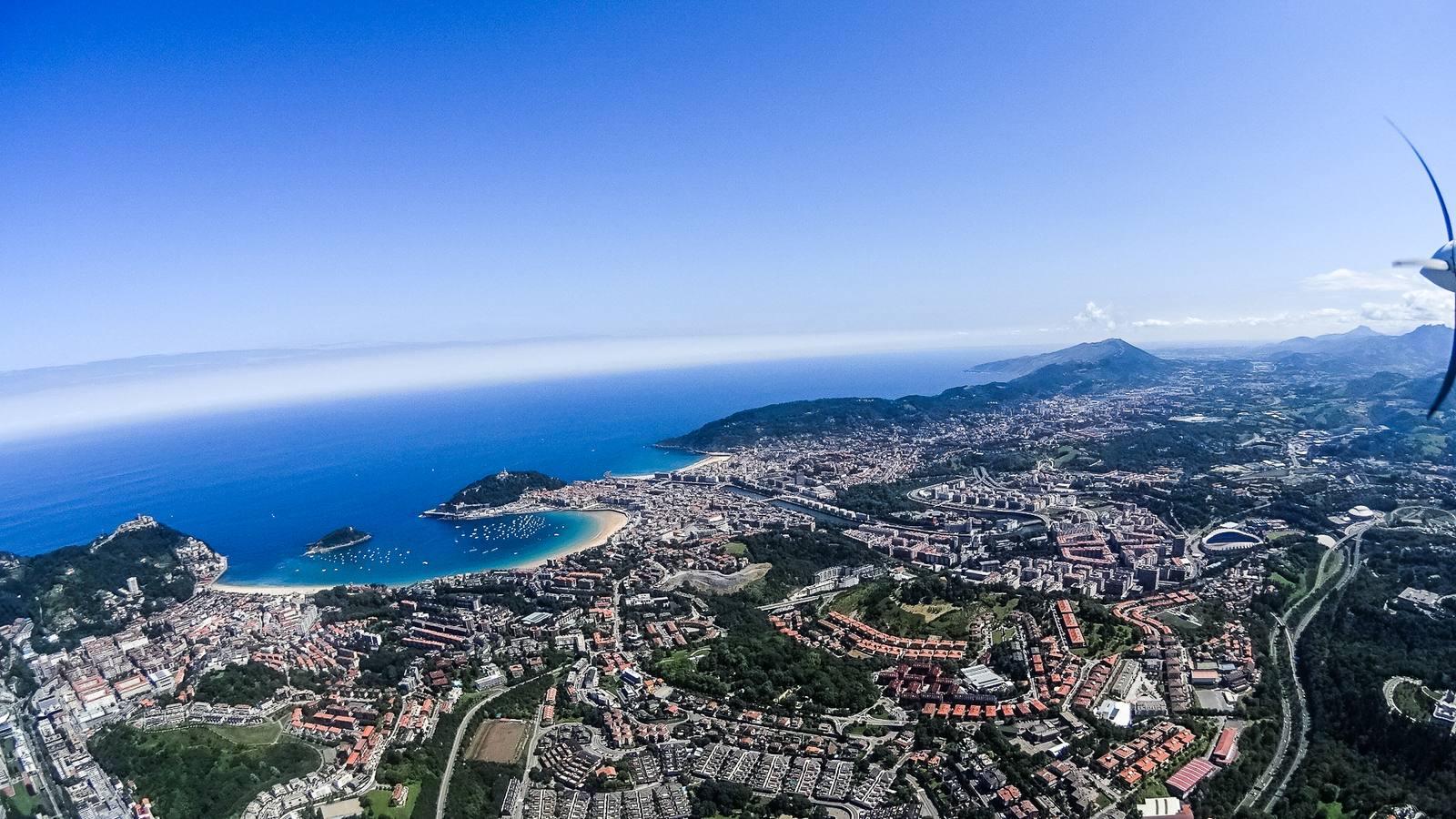 El litoral donostiarra desde la cola de la avioneta.