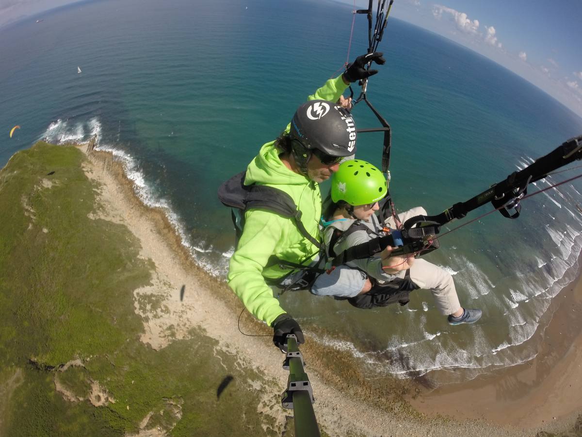 Parapente en la costa de Sopelana.