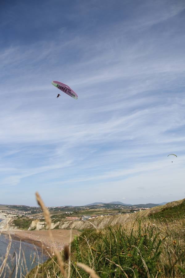 Parapente en la costa de Sopelana.