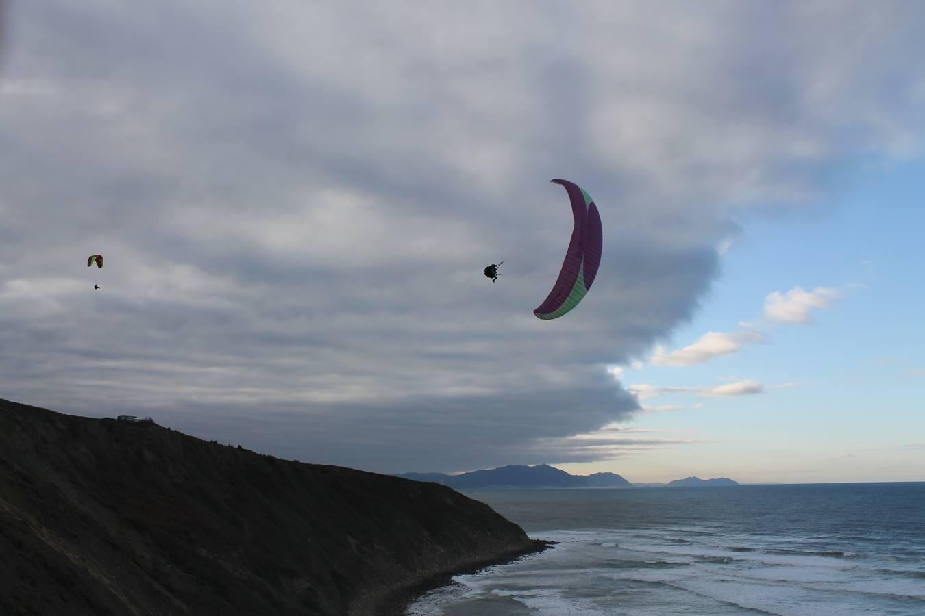 Parapente en la costa de Sopelana.