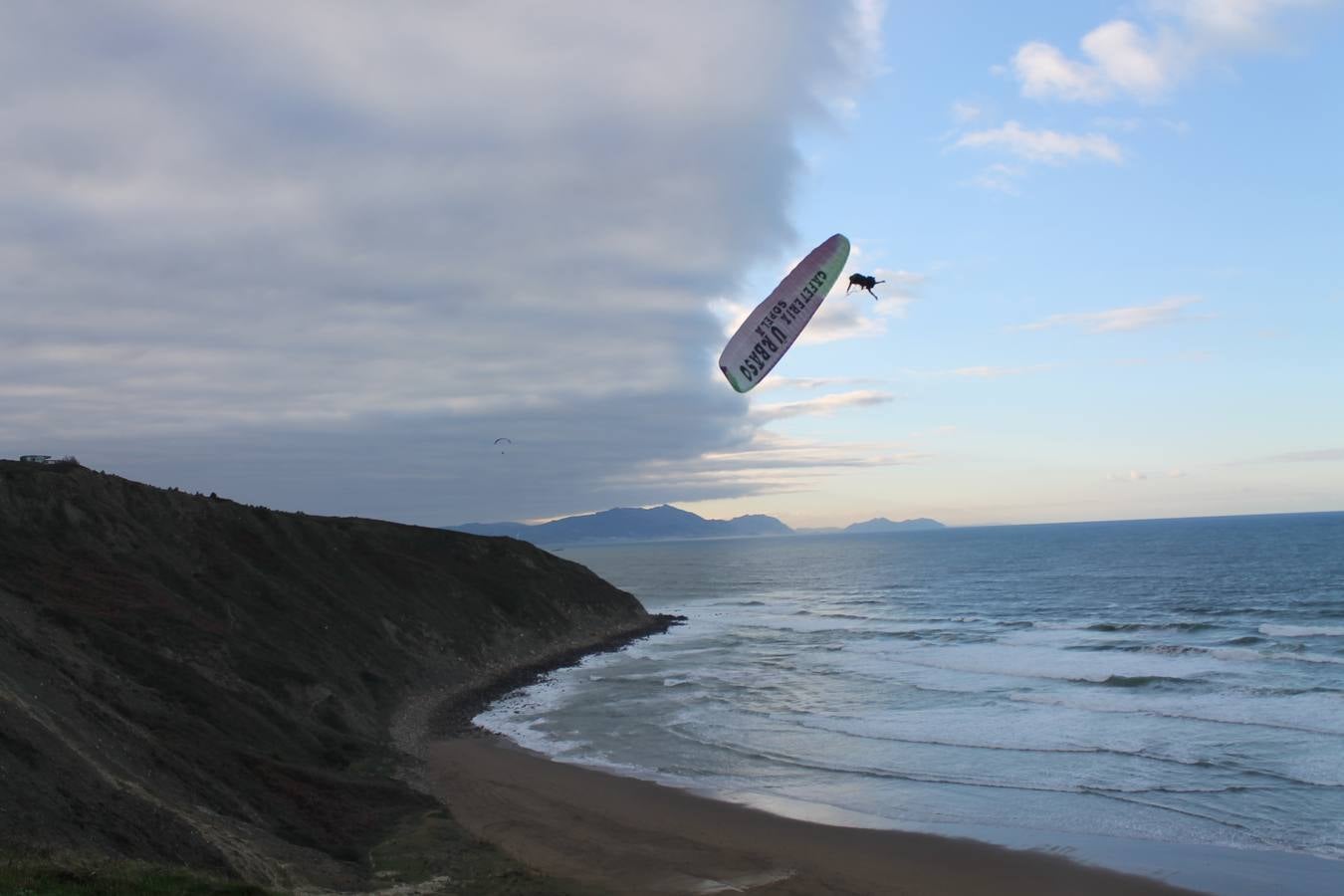 Parapente en la costa de Sopelana.