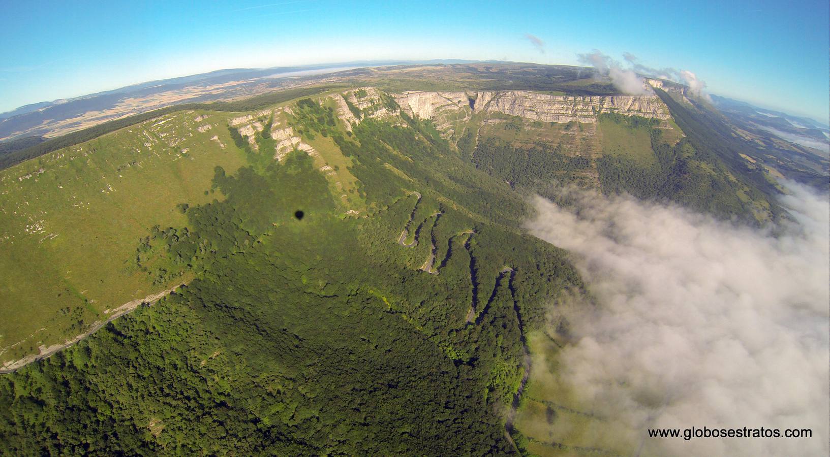 La sombra del globo proyectada en el paisaje de4 Sierra Salvada.