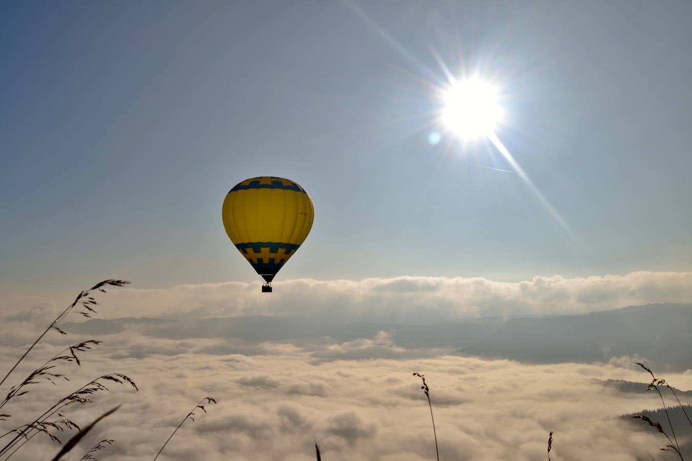 El globo entre nubes al asobrevolar Sierra Salvada.