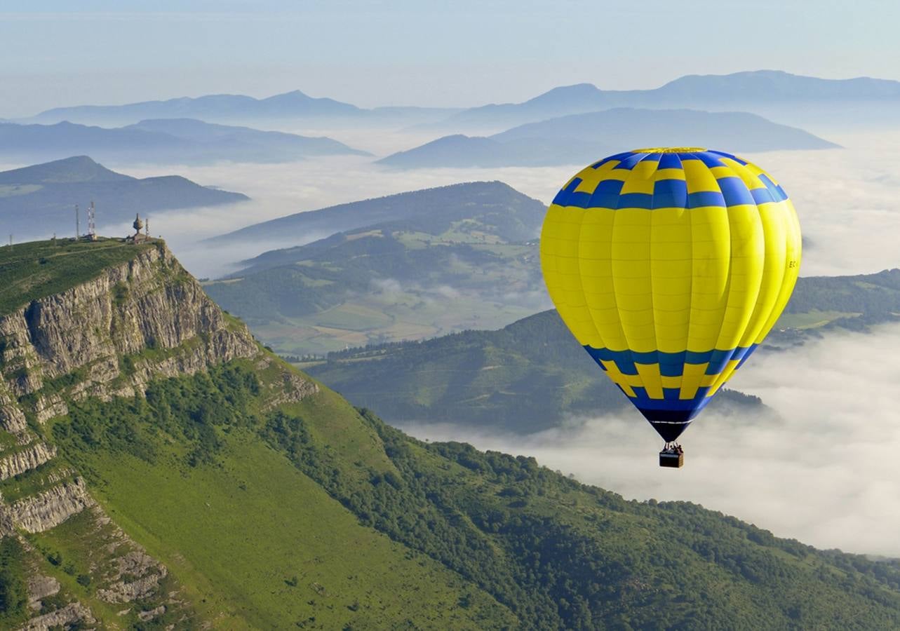 El globo pasa junto a una ladera.