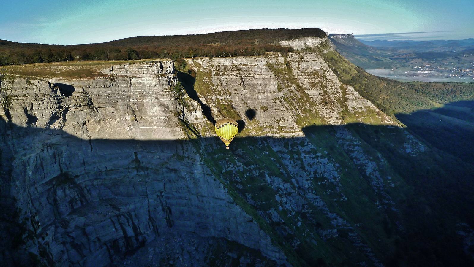 El globo desciende junto a una ladera de Sierra Salvada.