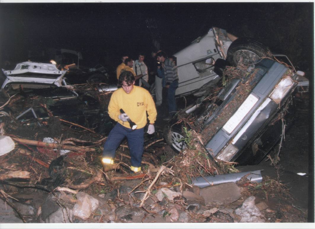 Un miembro de la DYA rastrea el Camping Virgen de las Nueves