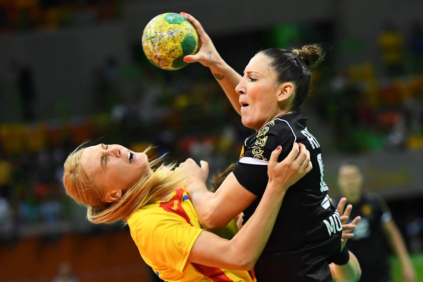 Las jugadoras de Rumanía y Montenegro de balonmano se han empleado a fondo.