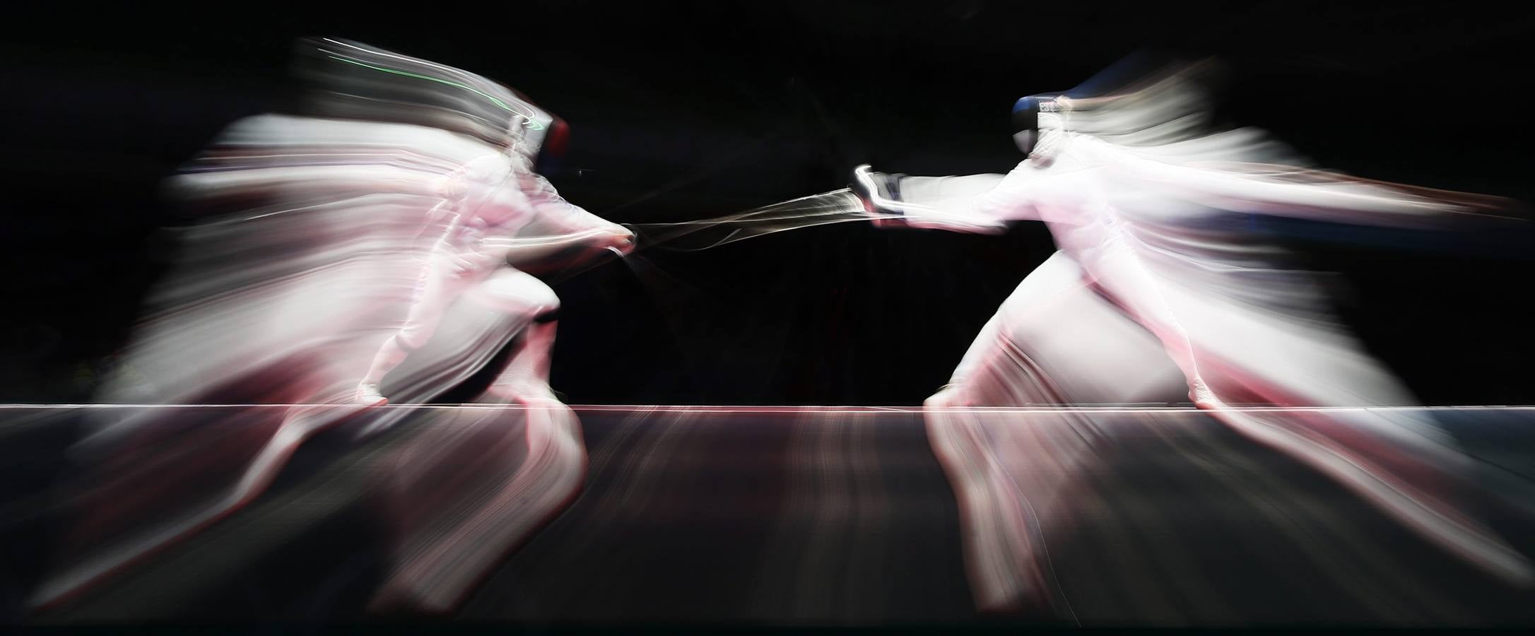 Erika Kirpu (i) de Estonia ante Young Mi Kang (d) de Corea del Sur hoy, 11 de agosto de 2016.