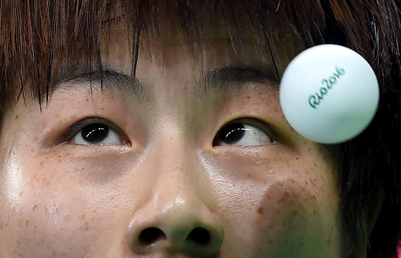 Ning Ding, de China, compitiendo en tenis de mesa.